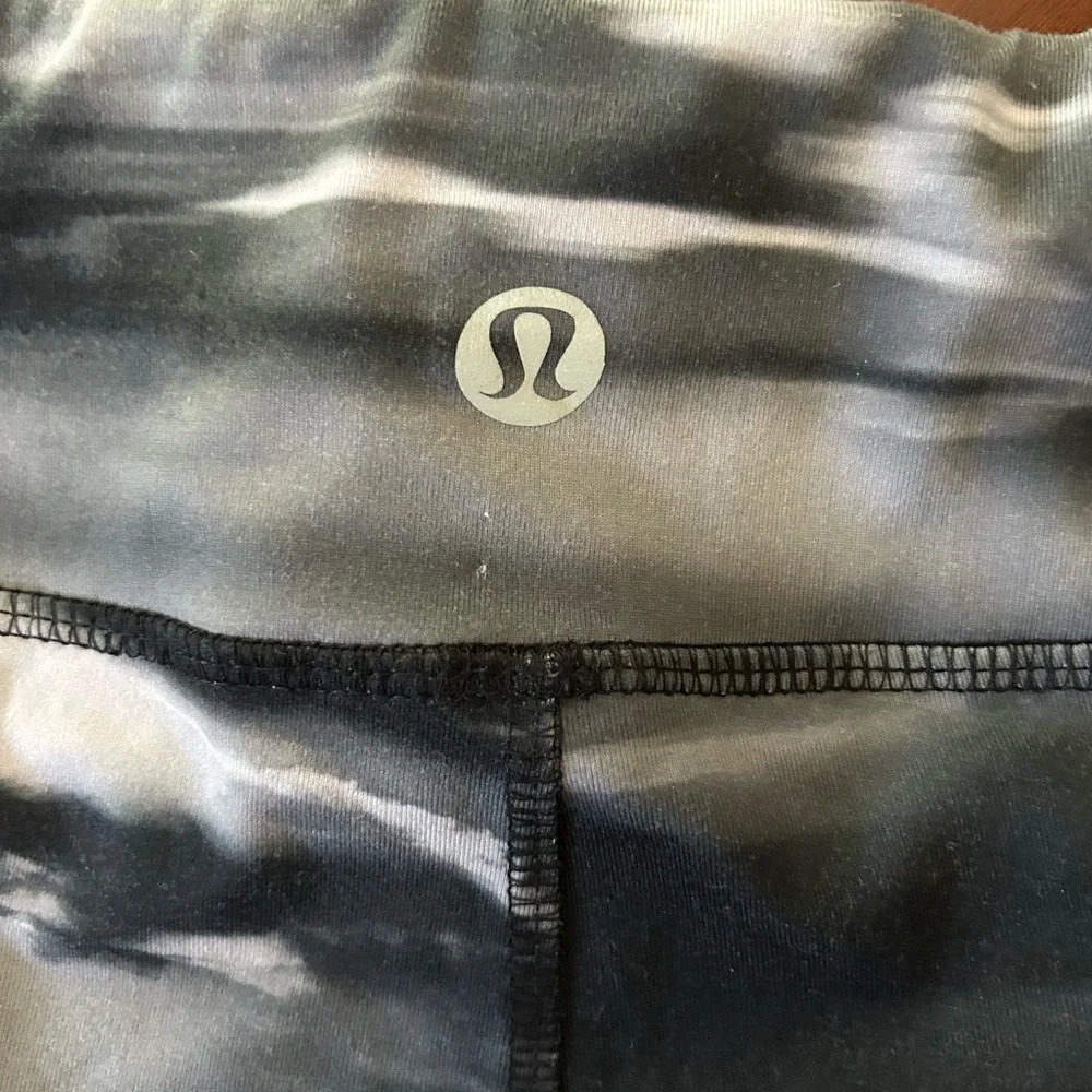 Lululemon black abstract cropped legging size 6 mesh bottom - Picture 4 of 8